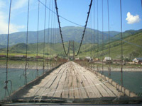 Переезжали подвесной мост через реку Катунь.