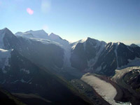 Поражает вертикальный ледосброс высотой более 800 метров, образующий внизу раскинувшейся долины массивный ледник.